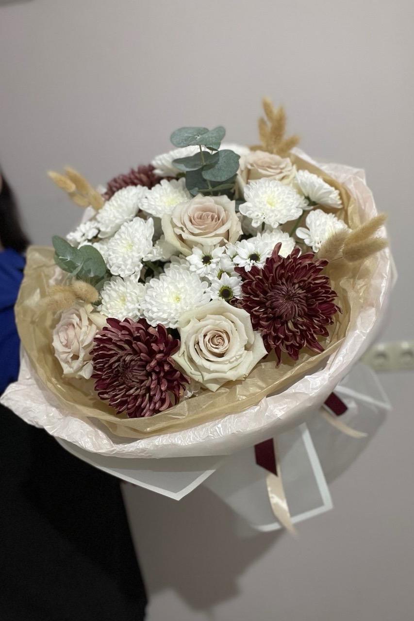 Букет из хризантем и роз
