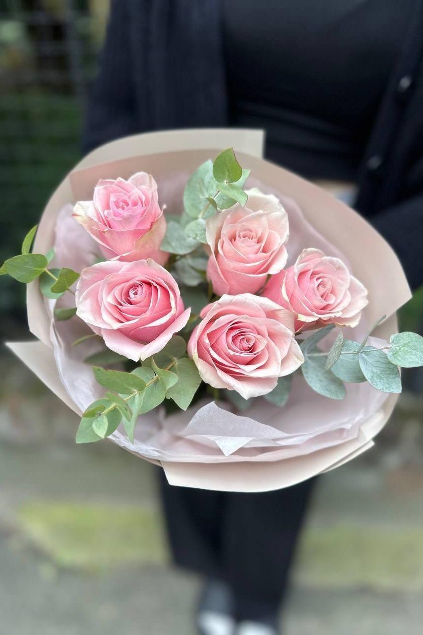 5 роз и эвкалипт