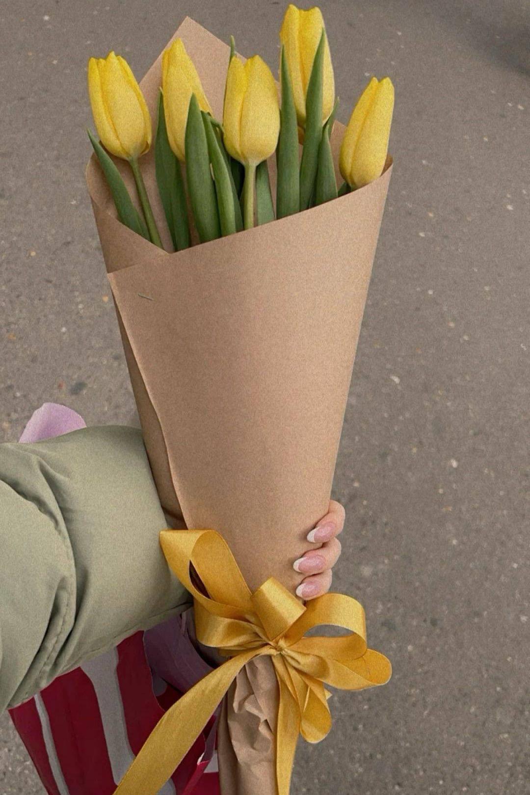 5 тюльпанов в крафте