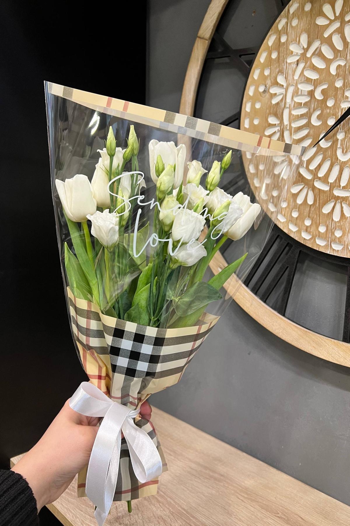 Белый и эустома