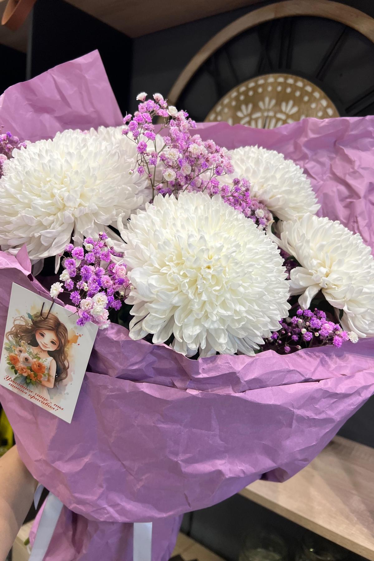 5 хризантем в крафте