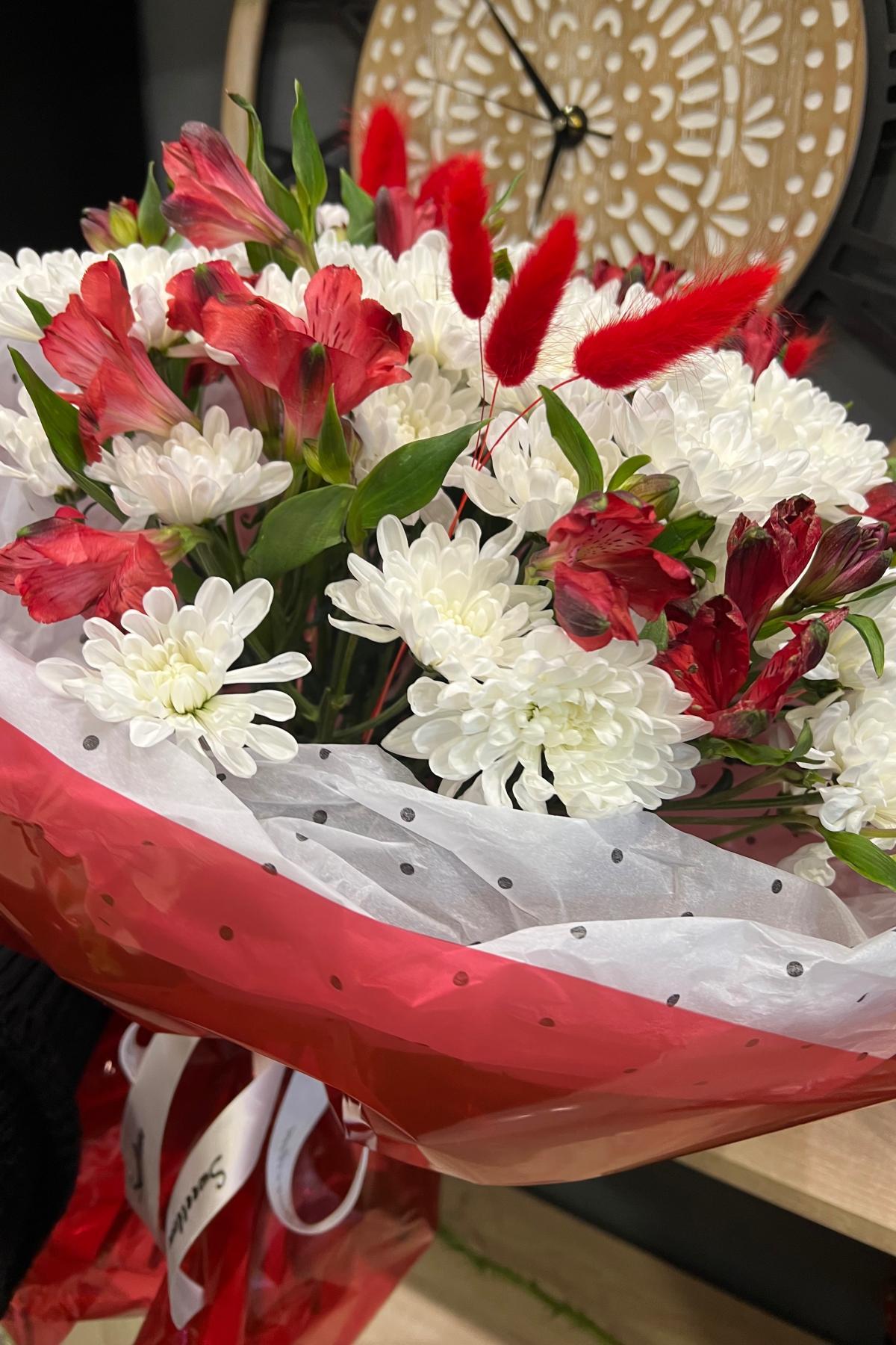 Букет с хризантемой и альстромерией