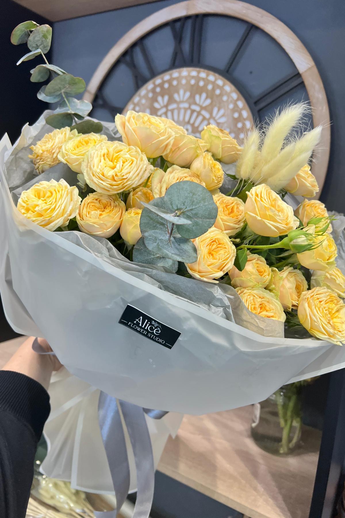 Букет из кустовой розы с эвкалиптом